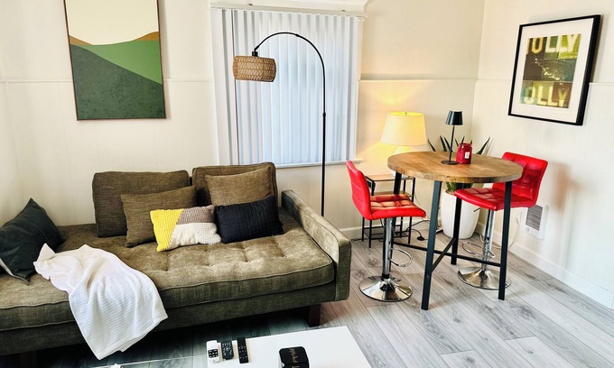 Hermosa Beach Appartement | Location! Coastal Elegance in Prime Hermosa Beach