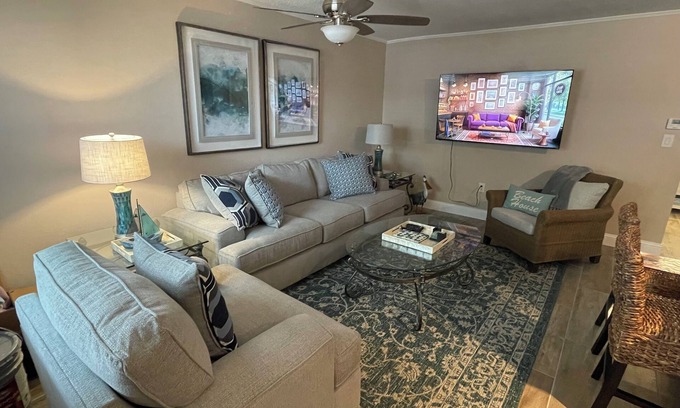 Treasure Island Copropriété | Location, location, location- Treasure Island cozy cottage