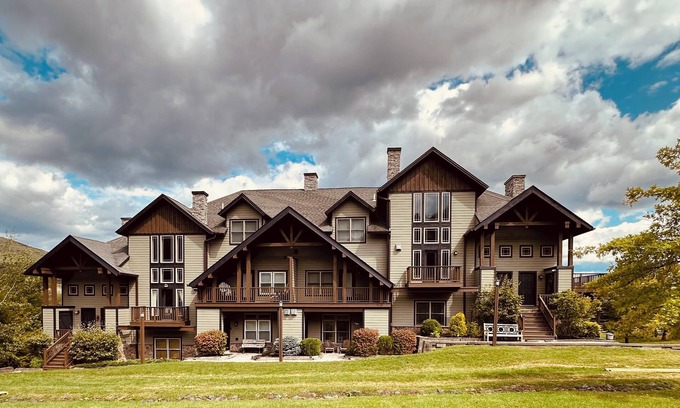 Hunter Copropriété | LOCATION! LOCATION!LOCATION! Luxurious Ski In/Out Jet-Set Condo NEWLY RENOVATED
