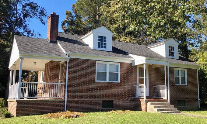 Fayetteville Maison | Location, Location, Location! Easy walk to downtown Fayetteville & Town Park