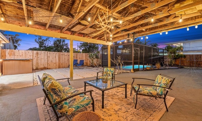 North East Park Maison | Location! Minutes from downtown St Pete, MCM Pool Home Walk to Everything