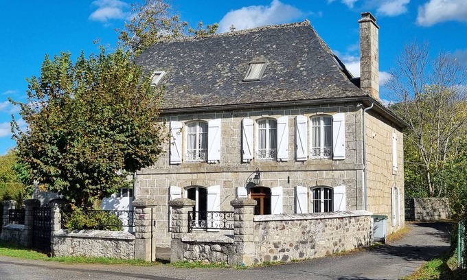 Menet Maison | Location nature en AUVERGNE à Menet, Cantal