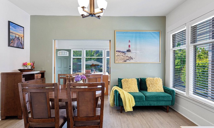 Eastlake Maison | Location!Vintage 3 Bedroom Home in Prime Eastlake Seattle with Private Parking