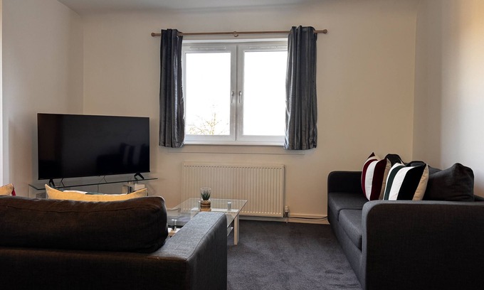 Kelty Appartement | Loch Ore View - sleeps 6 guests in 3 bedrooms