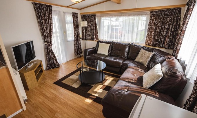Forfar Chalet De Ski | Lochlands 2br family caravan - pets-play park