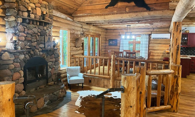 Dresser Cabine | Lodge at Lotus Lake