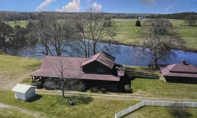 Pine Mountain Cabine | Lodge on the lake inside a family farm 2 or 5 bedroom