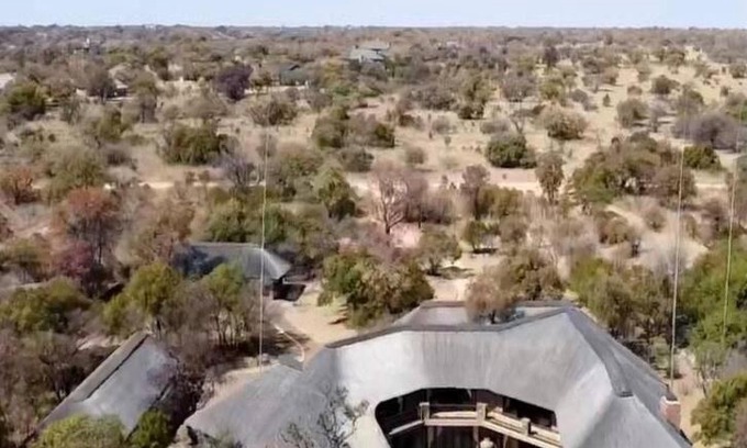 Leeupoort Maison | Lodge on Watering Hole , Zebula