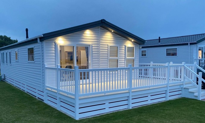 Woodhorn Cabine | Lodge with a Sea View and Private Parking, Full Bathroom and En Suite