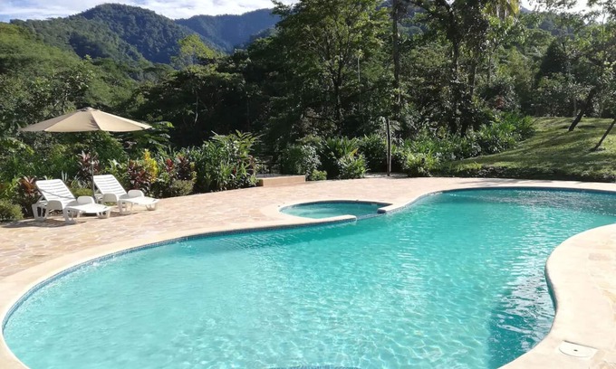 Parrita Maison | Maison d'hôtes calme dans une ferme de la jungle, entourée de rivières, montagnes et forêt