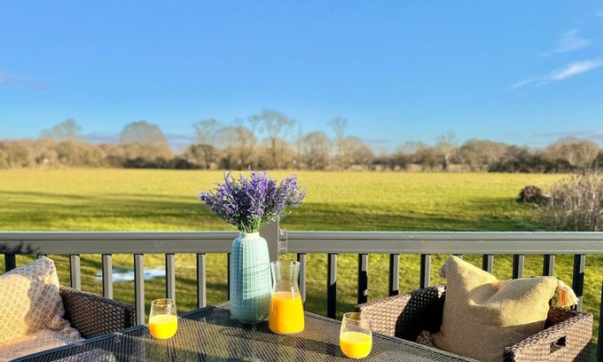 Ardens Grafton Cabine | Lodge with stunning countryside views - meters from the banks of the River Avon.