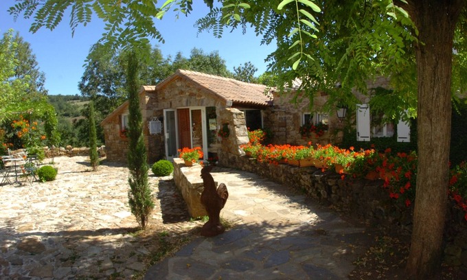 Verrieres Cottage | Gîte et chambres d'hotes avec piscine pour 15 personnes