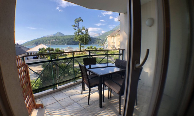 Duingt Appartement | Logement avec terrasse SUR LAC, dans résidence avec PLAGE et ponton PRIVEE