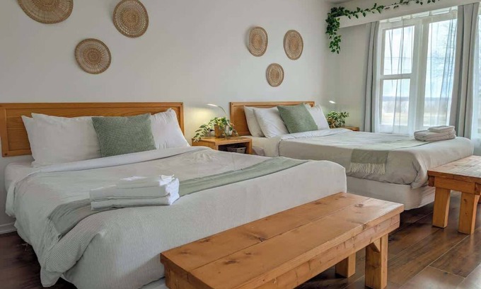 Ste Anne de Beaupre Appartement | Loft 12 | 2 Min Waterfront | BBQ & Fireplace