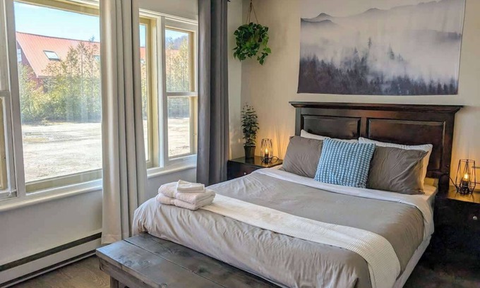 Ste Anne de Beaupre Appartement | Loft 14 | 2 Min Waterfront | BBQ & Fireplace