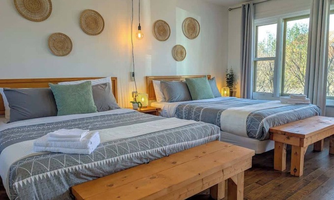 Ste Anne de Beaupre Appartement | Loft 7 | 2 Min Waterfront | BBQ & Fireplace