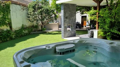 Ujlak Villa | Loft Garden Villa - 4 Br, 3 Ba, Sleeps 10, 7 min to downtown
