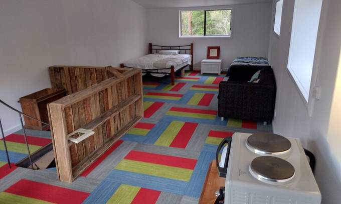 Congo Appartement | Loft on quiet 5 acre bush block. Less than 5 minutes to beaches.