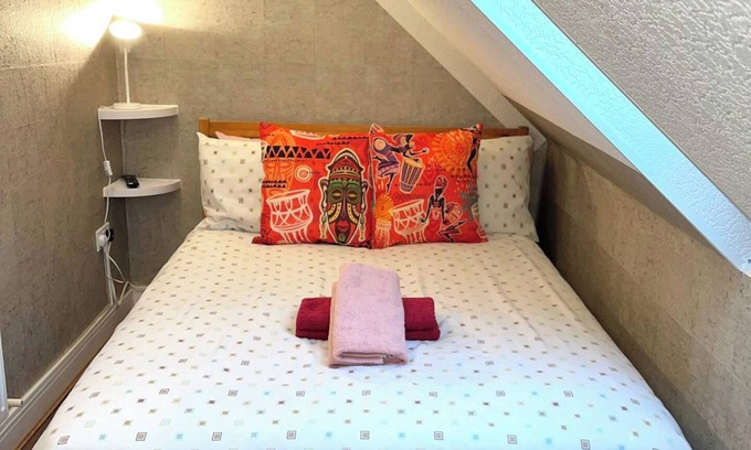 Chadwell Appartement | Loft - Sleeps 2 - Parking - Close to Station