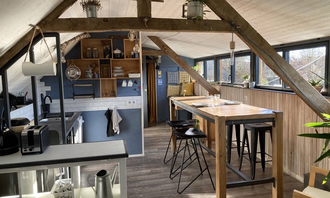 Saint-Cernin-de-Larche Appartement | Loft sud 2 à 7 personnes, kitchenette. Accès aux espaces communs de l'auberge.