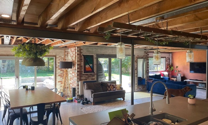 Lynmore Maison | Loft Style Living Close to Redwoods, bar, bakery. Perfect for Family's, MBikers.
