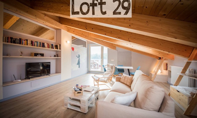 Bussoleno Appartement | Grenier, grenier ensoleillé de 85 mètres carrés. avec terrasse avec vue sur les montagnes