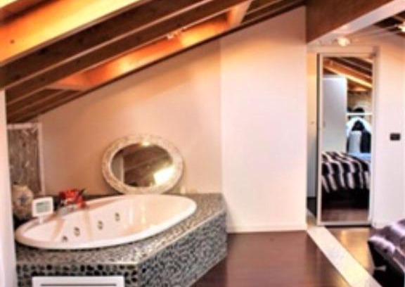 Lomagna Appartement | Loft villaggio dei pini