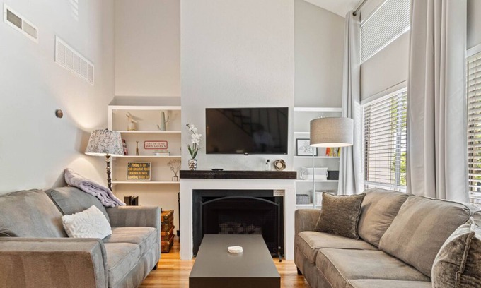 Northwest Hills Copropriété | Loft w/ Pool & Free Parking│Easy Access to Downtown│Rooftop Lounge