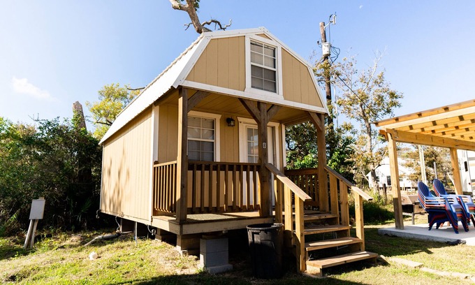 Brazoria Cabine | Lofted Cabin w/ 2 beds! Large walk-in shower & ktichen - Short walk to the river
