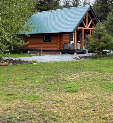 Central Okanagan Maison | Lofted log cabin with fire table
