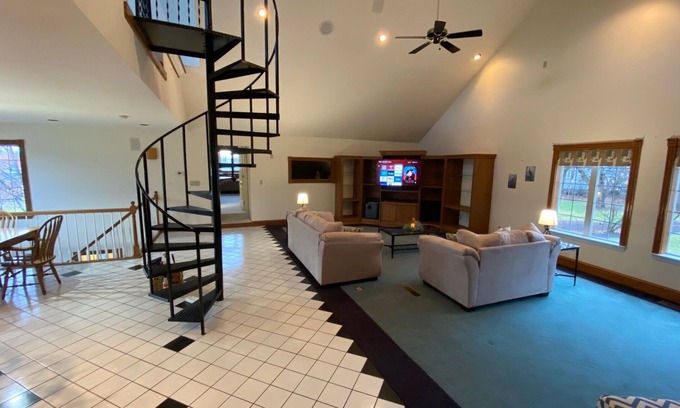 Hummels Wharf Appartement | Lofty space with work space and relaxation nearby everything