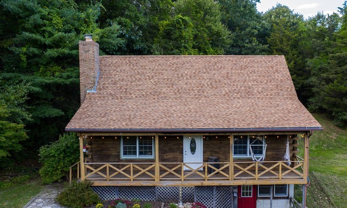 Preston Cabine | Log cabin, 5 min to casino with pond, Private!