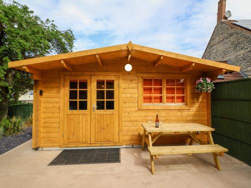 West Pennard Maison | Log Cabin - Amber Glow
