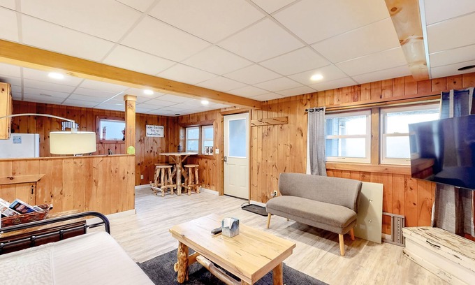 Montgomery Center Copropriété | Log cabin condo with mountain views and full kitchen - close to Jay Peak Resort