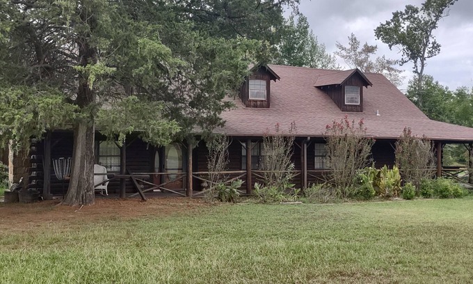 Gilmer Cabine | Log cabin East Texas near Barnwell and Lake of the Pines