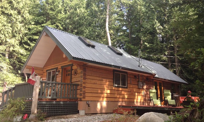 Roberts Creek Cabine | Log Cabin, lumineux, luxueux, calme. Idéal pour les couples et les familles avec enfants.