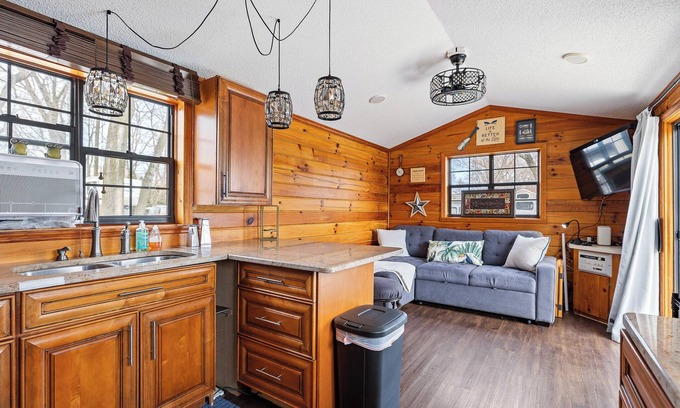 Portage Cabine | Log Cabin/Funky Jungle at Lakeshore Campground /On Lake/Sleeps 4