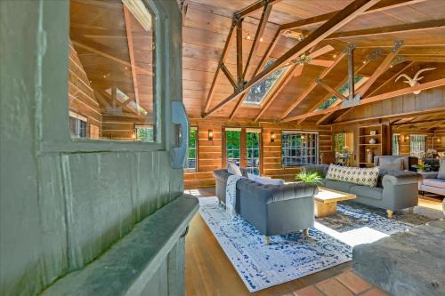 Redwood City Maison | Log-Cabin Home Retreat - Walk to Restaurants Trails Hiking & Biking