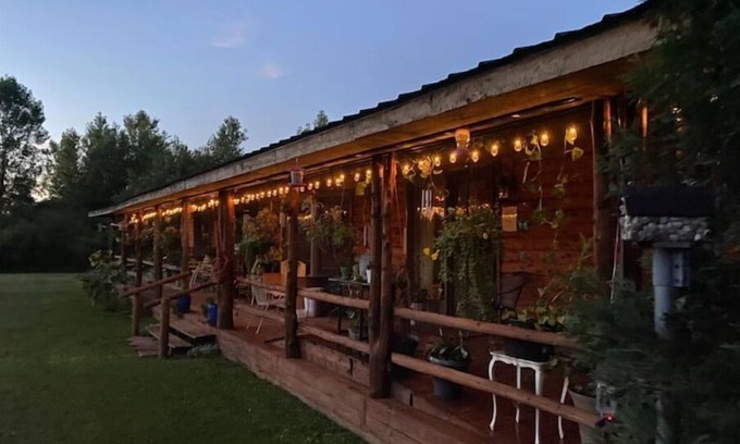Vestaburg Maison | Log Cabin house on 10.5 acers of wooded land. Accommodates 20 plus guest.