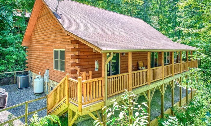 Waynesville Cabine | Pristine Log Cabin in a Gated Community! WIFI. Fire Pit w/ wood provided!