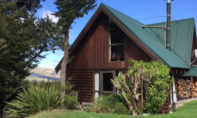 Mt Lyford Cabine | Log cabin in the mountains with indoor climbing wall, perfect for a family.