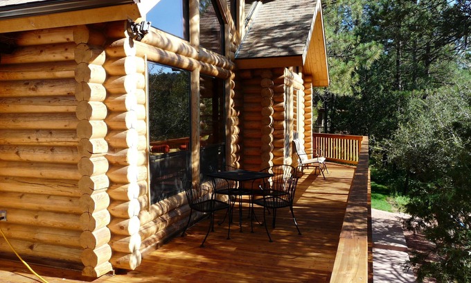 Whispering Pines Cabine | Log Cabin dans les pins, Treehouse avec Swinging Bridge, beau ruisseau à proximité