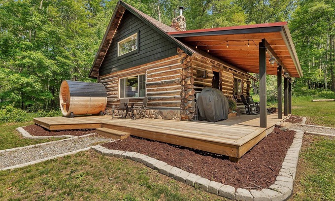 Pillager Maison | Log Cabin in the Woods. Sauna. Wood Fireplace. Pet Friendly.