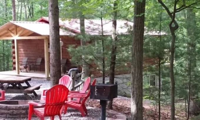 Huntingdon Cabine | Log Cabin in Wooded Area Near Raystown Lake Boat Access