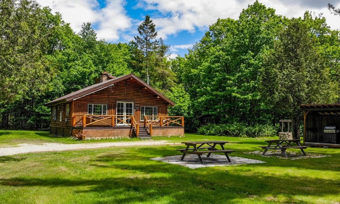 Saint-Raymond Chalet De Ski | Chalet en bois rond situé sur une île privée.
