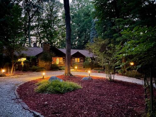Richmond Heights Maison | Log Cabin - Natures Oasis - Fire Pit & Gazebo