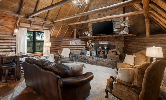 Rudy Maison | Log cabin on 100 acres-Wifi-Kitchen-Wildlife-The Cuddly Cow