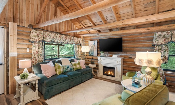 Rudy Cabine | Log cabin on 100 acres-Wifi-Kitchen-Wildlife-The Pampered Peacock