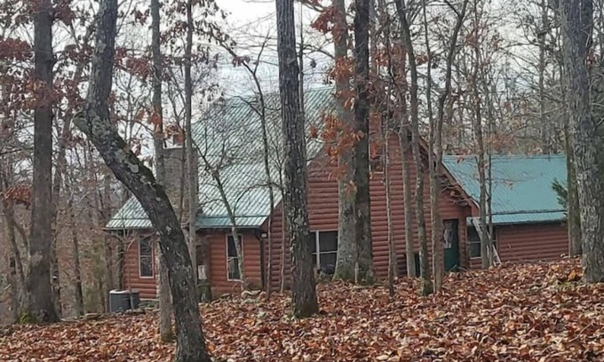 Saint Joe Cabine | Log cabin on 9 acres. Perfect for a winter retreat or summer trip to the river.