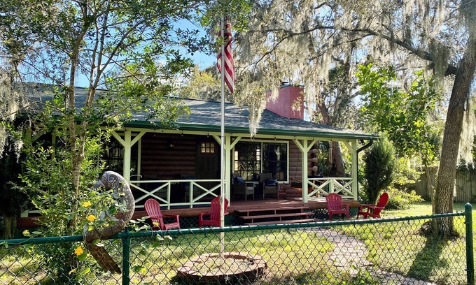 Boyette Cabine | Log Cabin on Wooded Acre Near Tampa